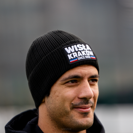 Czapka prążkowana czarna z naszywką 